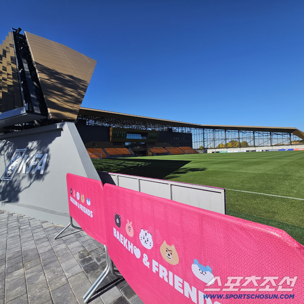 [현장에서]"'캡틴' 손흥민의 찐미소" 천안 축구종합센터 시대 활짝, "…