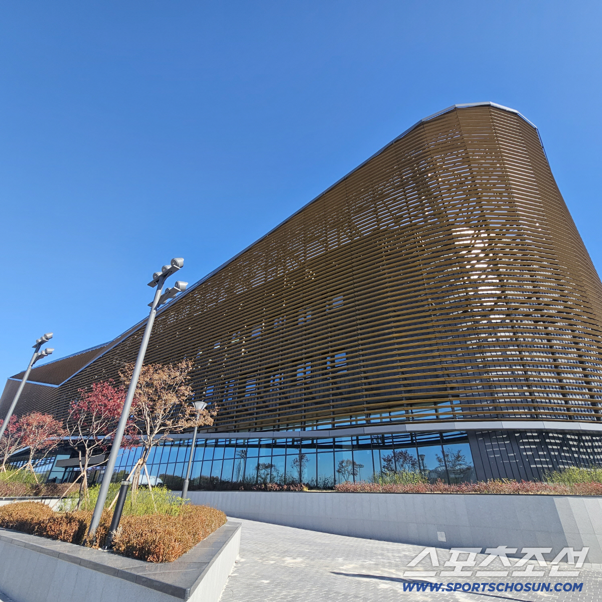 [현장에서]"'캡틴' 손흥민의 찐미소" 천안 축구종합센터 시대 활짝, "…