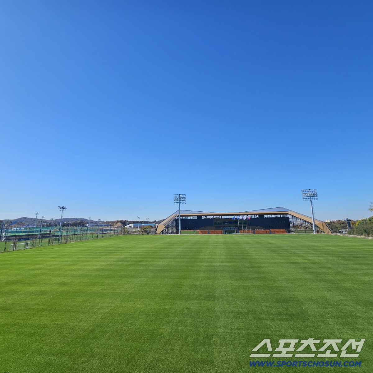 [현장에서]"'캡틴' 손흥민의 찐미소" 천안 축구종합센터 시대 활짝, "…
