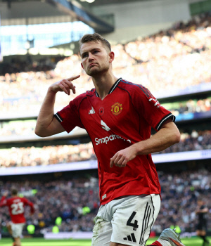 '한국인한테 밀려 헐값 방출' 월클, 맨유서 제대로 부활...EPL 최고 센터백 등극 