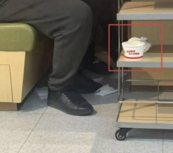 유명 식당서 아이 소변 담긴 종이그릇 식판에 올려…"공중화장실이냐?" 공…