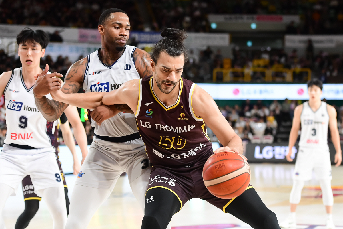 '슈퍼팀의 굴욕' LG, 유기상 공백에도 'KCC킬러' 입증…공동선두 복…