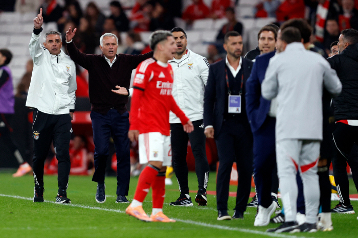 "감히 너희들이 내게…" 스페셜원 필살기 발동? '2:0→2:2'에 또 심판 야유