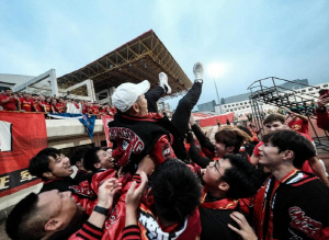 이런 감독이 있습니다…충칭 부임 1달 만에 中1부 승격 이끈 장외룡, 선수들에 큰절한 사연은