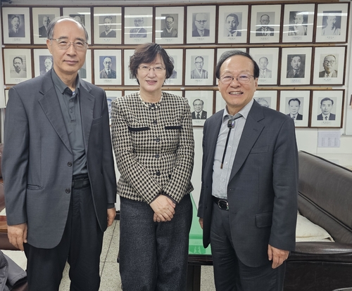 (서울=연합뉴스) 김경화(가운데) 위원장이 최근 한글학회에서 김주원(왼쪽) 회장과 최홍식 세종대왕기념사업회장을 만나 뉴욕 한글 뮤지엄 건립과 관련해 협의했다. 이들은 한글은 AI 시대에 가장 적합한 언어라는 데 뜻을 같이했다. [김경화 위원장 제공]