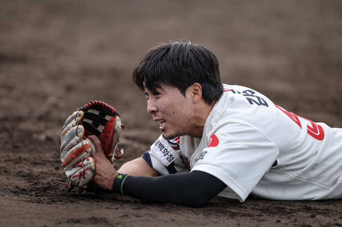 "1군? 훈련 더 필요한 선수들이지" 사령탑이 직접 나섰다…배트 잡고 그라운드로 [미야자키스케치]