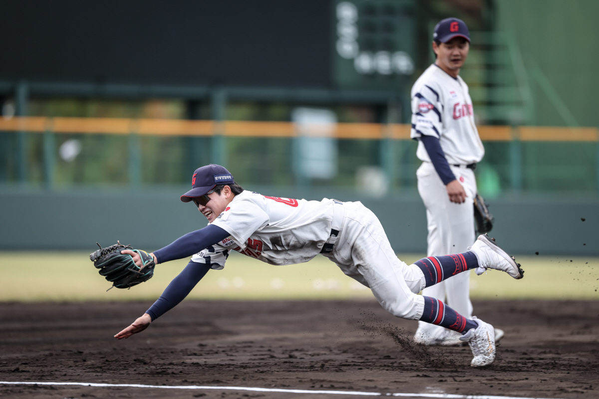 "1군? 훈련 더 필요한 선수들이지" 사령탑이 직접 나섰다…배트 잡고 그…