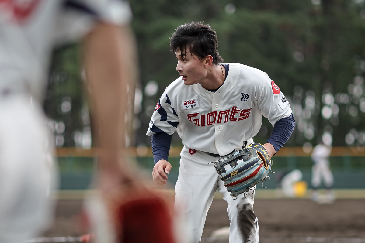 "1군? 훈련 더 필요한 선수들이지" 사령탑이 직접 나섰다…배트 잡고 그…