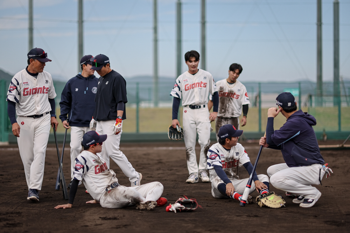 "1군? 훈련 더 필요한 선수들이지" 사령탑이 직접 나섰다…배트 잡고 그…