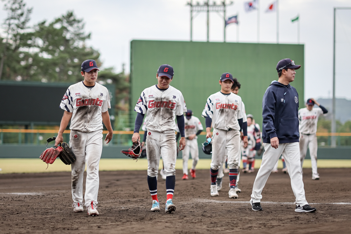 "1군? 훈련 더 필요한 선수들이지" 사령탑이 직접 나섰다…배트 잡고 그…