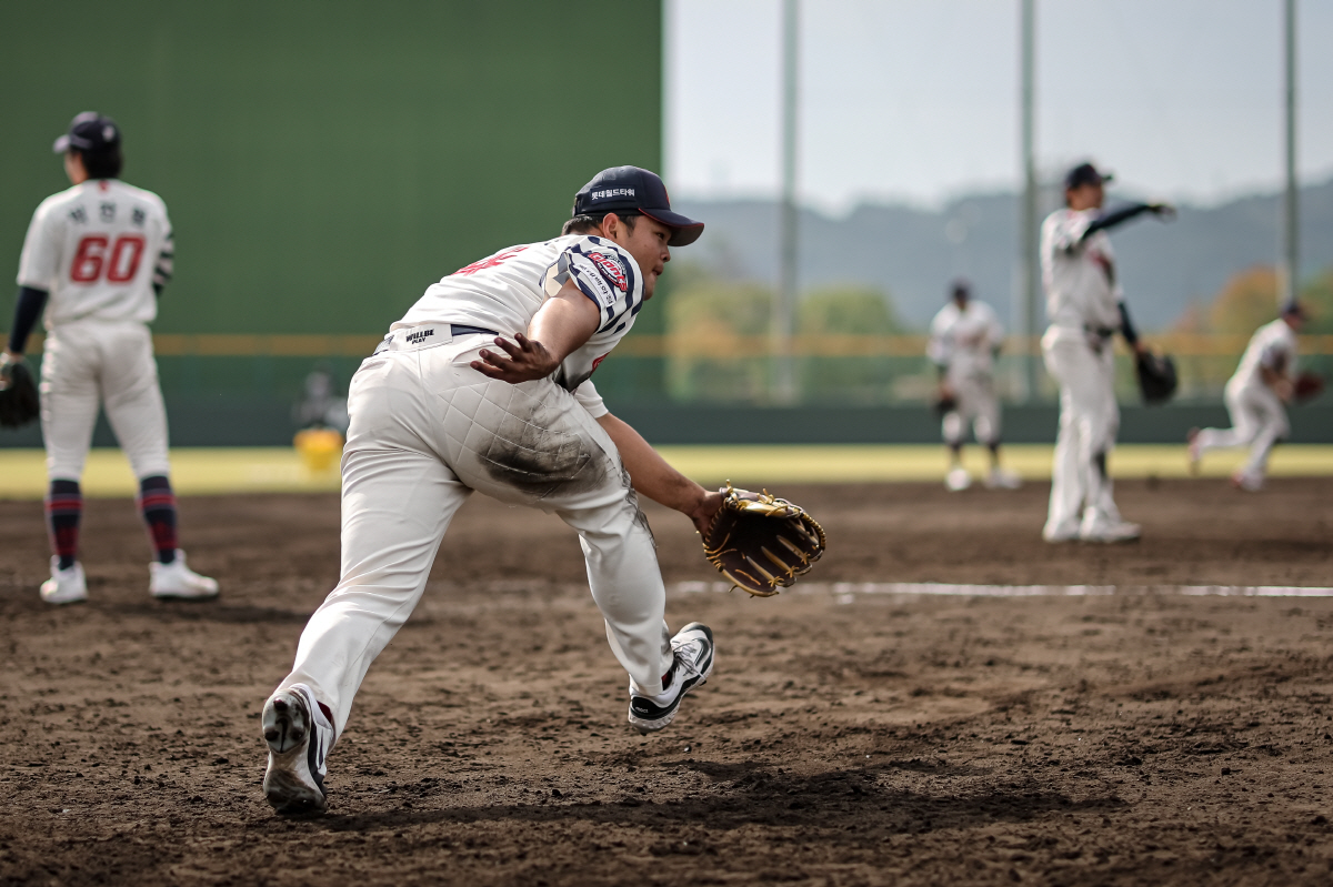 "1군? 훈련 더 필요한 선수들이지" 사령탑이 직접 나섰다…배트 잡고 그…