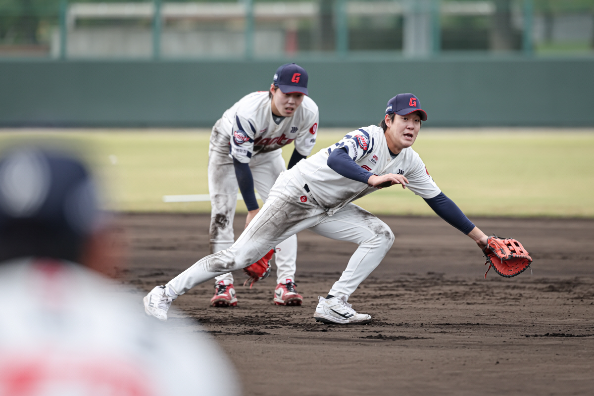 "1군? 훈련 더 필요한 선수들이지" 사령탑이 직접 나섰다…배트 잡고 그…