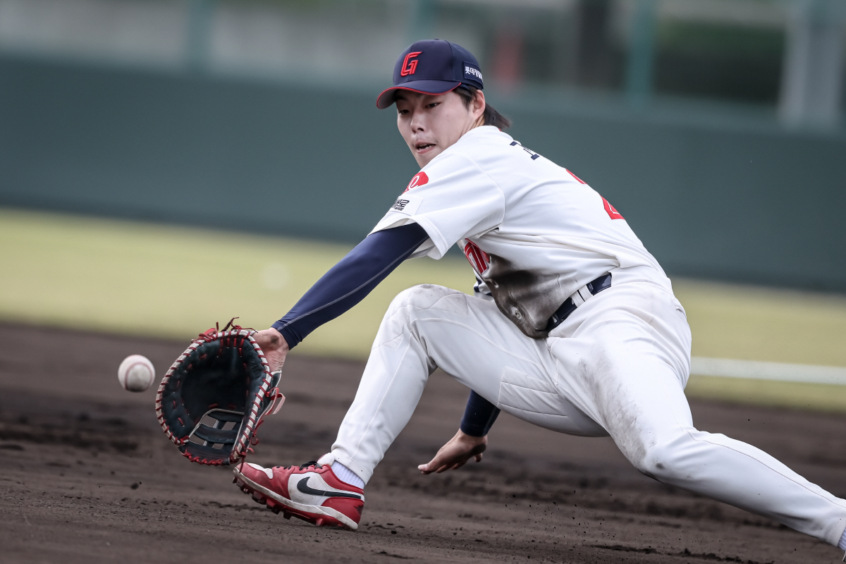 "1군? 훈련 더 필요한 선수들이지" 사령탑이 직접 나섰다…배트 잡고 그…