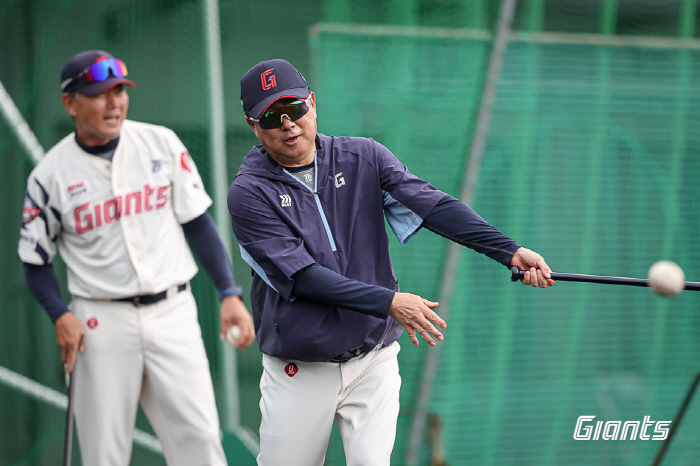 "1군? 훈련 더 필요한 선수들이지" 사령탑이 직접 나섰다…배트 잡고 그…