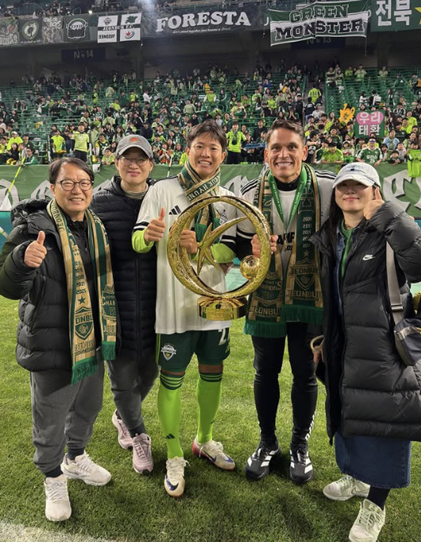 "감사합니다" 눈물 글썽이며 '브라질 선생님' 꼭 안아준 어머니의 마음……