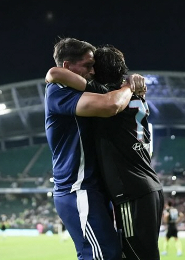 "감사합니다" 눈물 글썽이며 '브라질 선생님' 꼭 안아준 어머니의 마음……