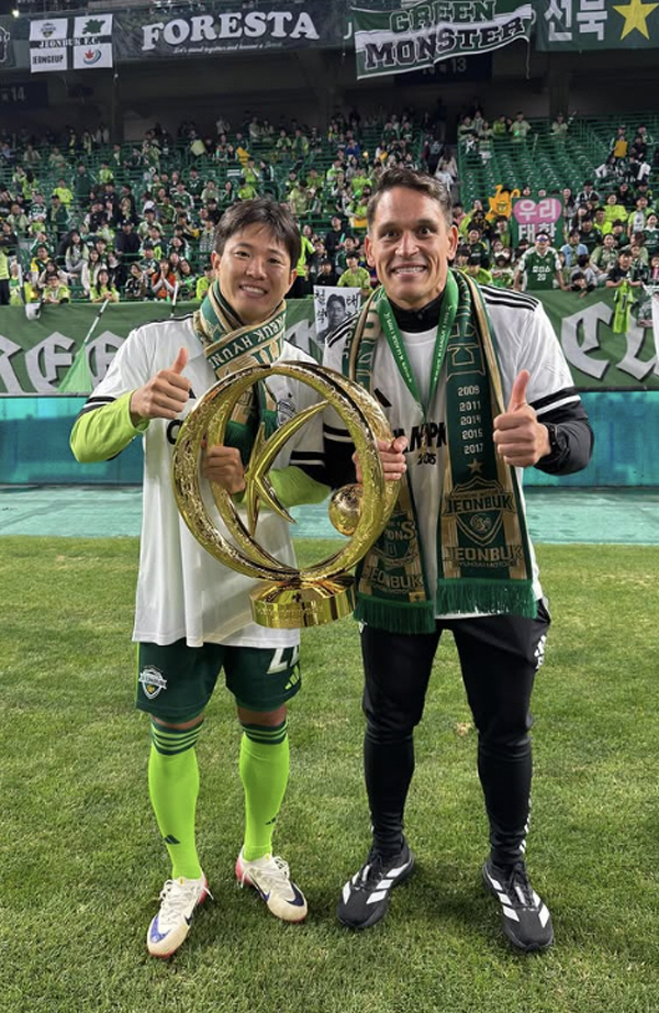 "감사합니다" 눈물 글썽이며 '브라질 선생님' 꼭 안아준 어머니의 마음……