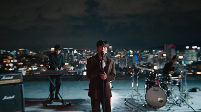 정승환, 깨진 미러볼 아래서 '행복은 어려워'… MV도 한 편의 미술 작…