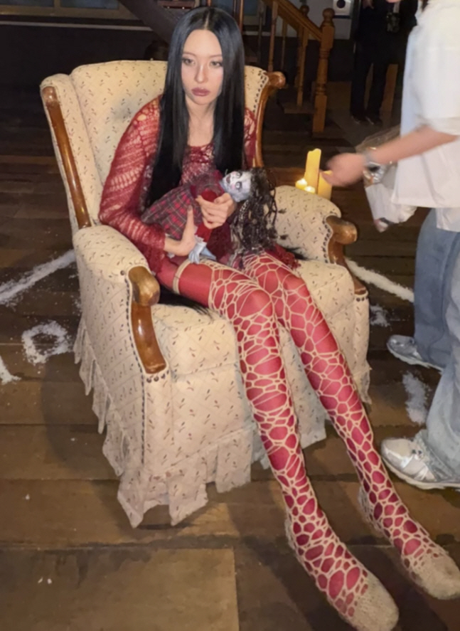 빨간 타이즈+긴 머리 늘어뜨린 섬뜩 선미 “귀신 친구들이랑”[SCin스타…