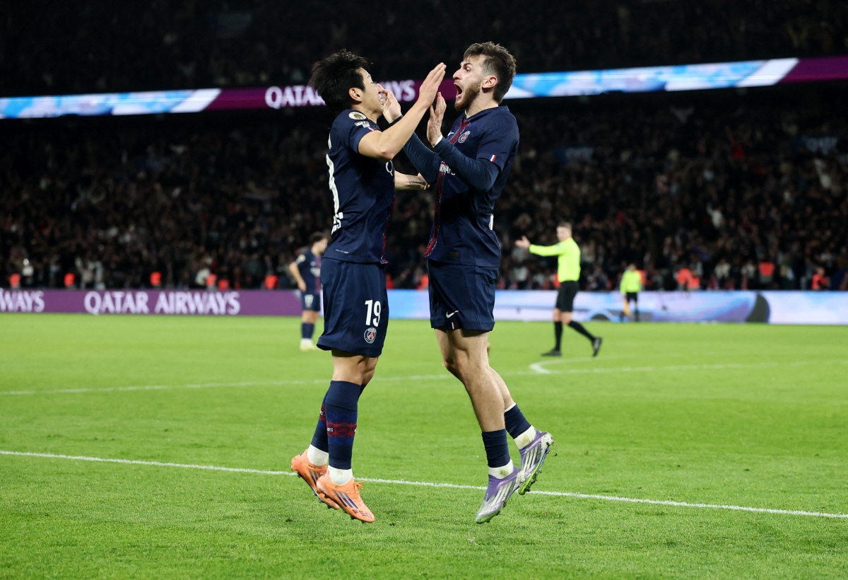 "축하해, 우리 韓 국대" 이강인의 PSG 100경기, 구단 홈페이지 '…