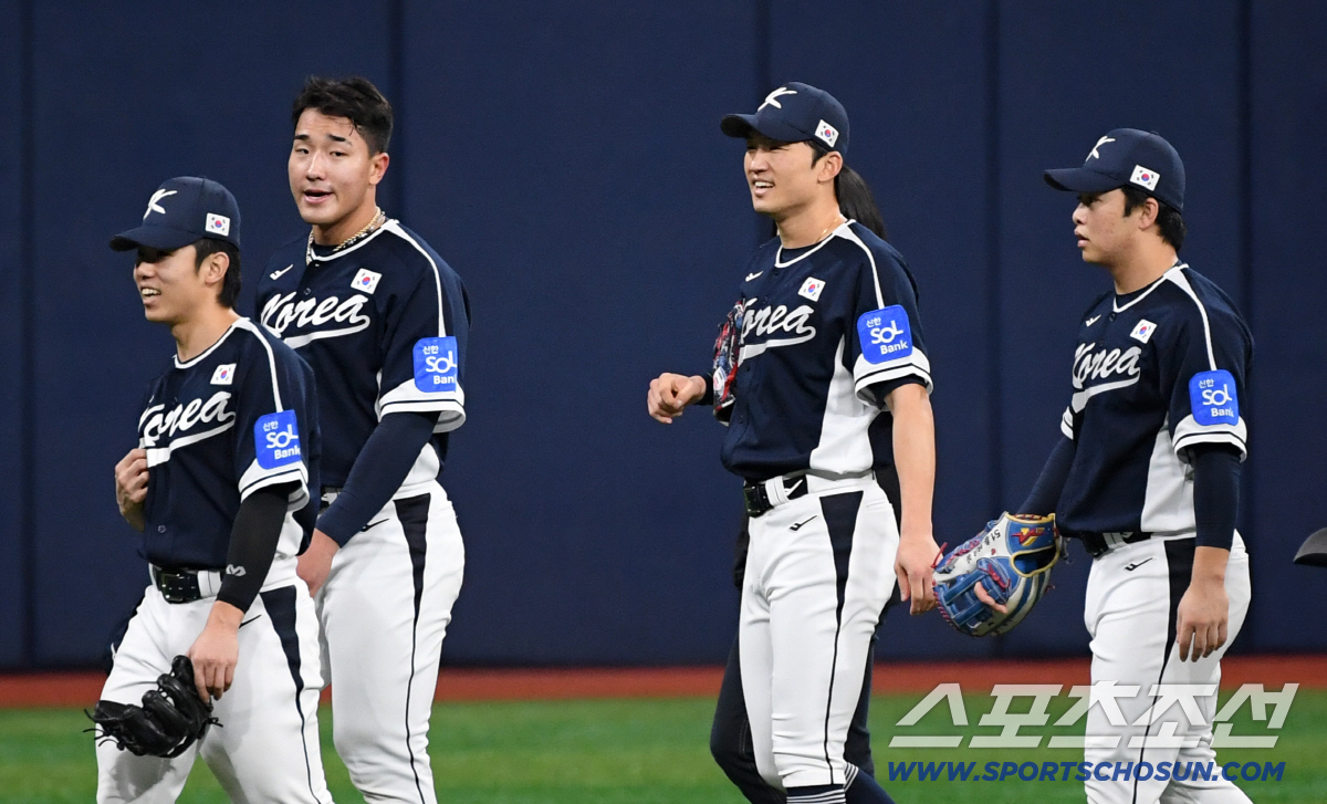 홈런 치고 떠나버렸다...외야수가 없다, '4인 정예 특공대'가 일본 깨…