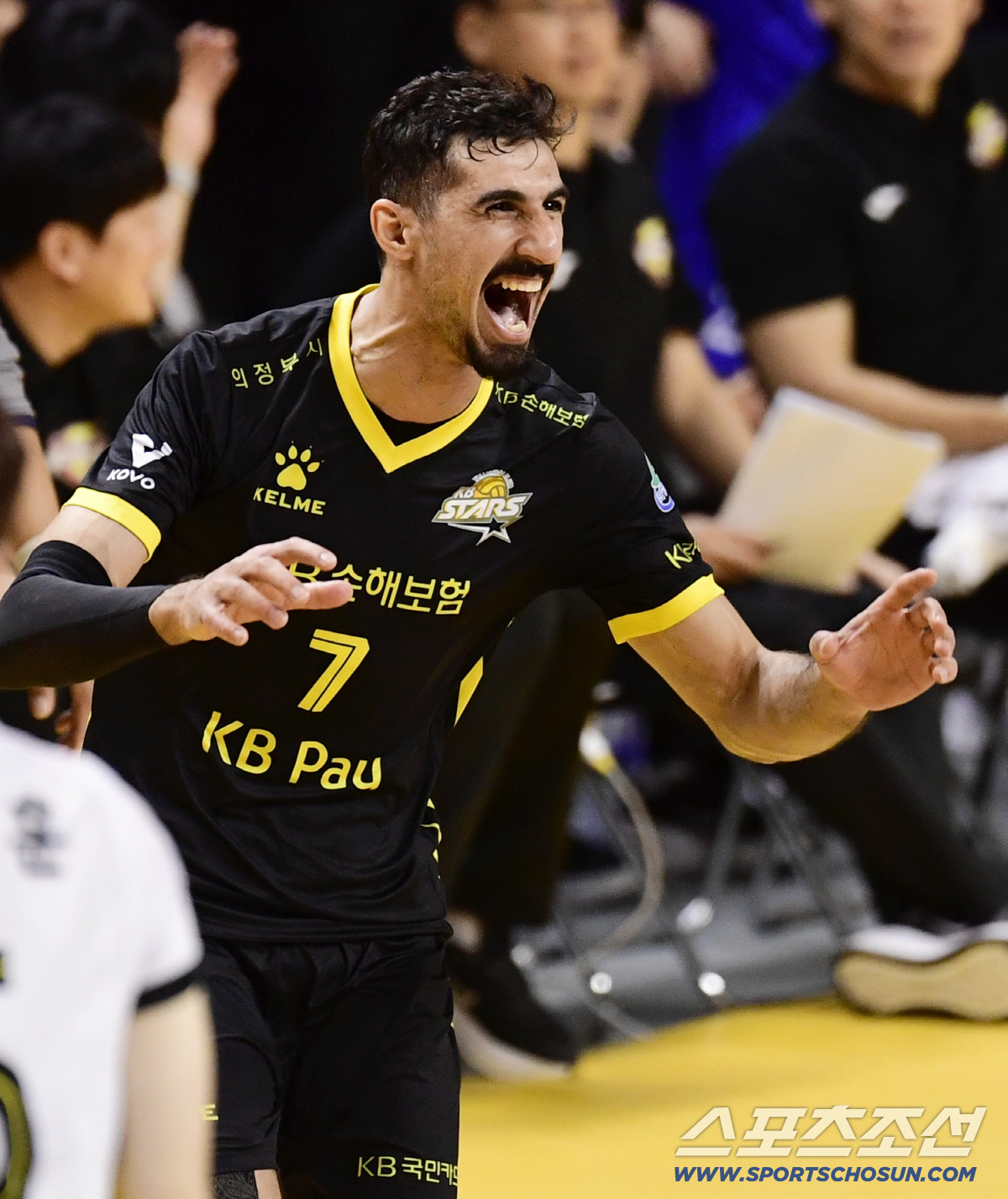 '20득점↑ 트리오 대폭발' KB손보 선두 껑충…혈투 끝에 한국전력 제압…