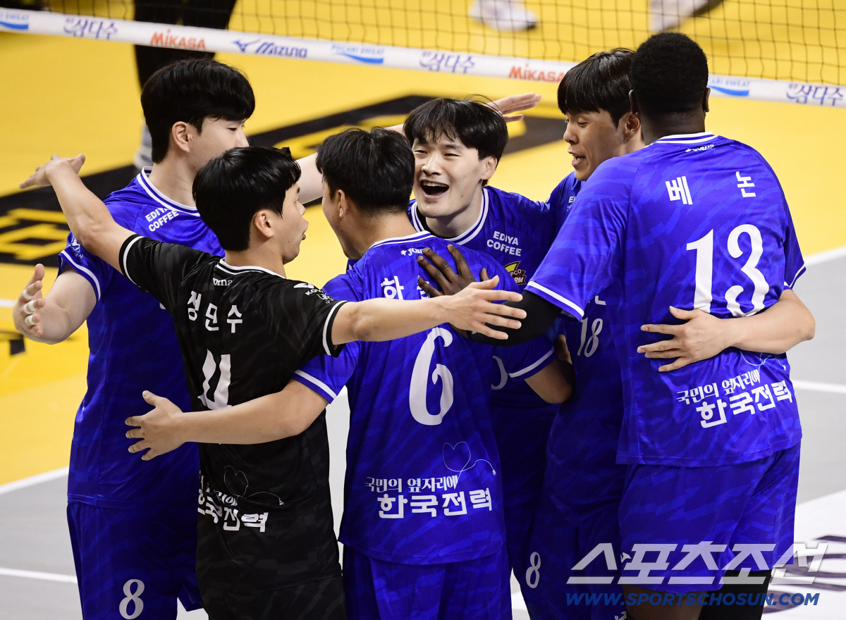 '20득점↑ 트리오 대폭발' KB손보 선두 껑충…혈투 끝에 한국전력 제압…