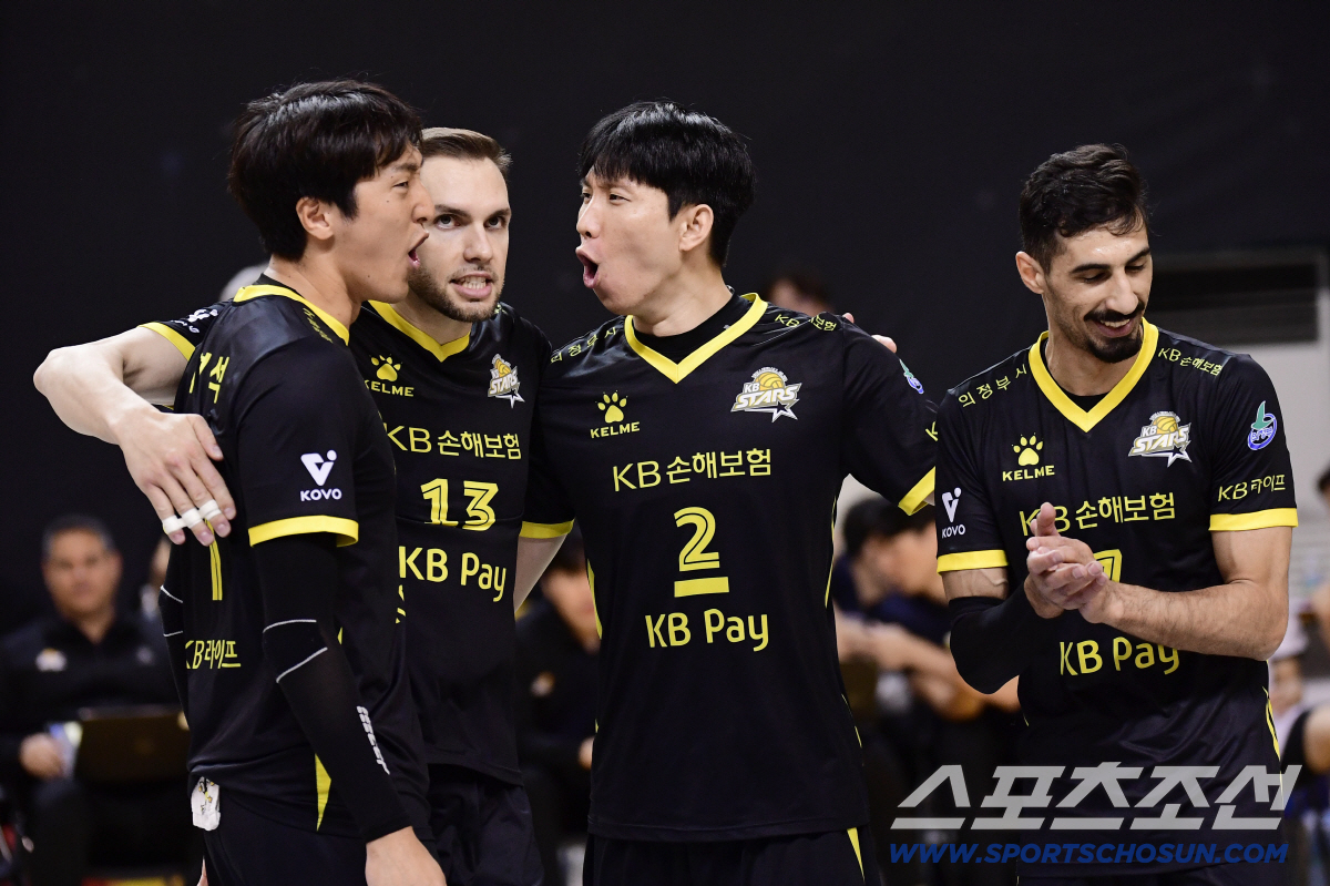 '20득점↑ 트리오 대폭발' KB손보 선두 껑충…혈투 끝에 한국전력 제압…