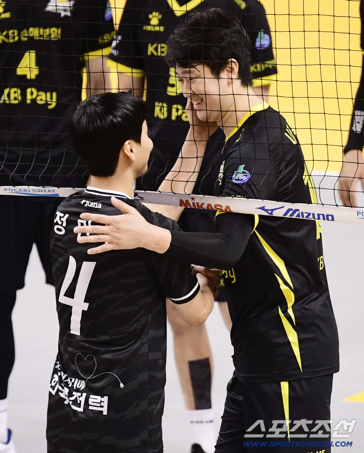 '20득점↑ 트리오 대폭발' KB손보 선두 껑충…혈투 끝에 한국전력 제압…