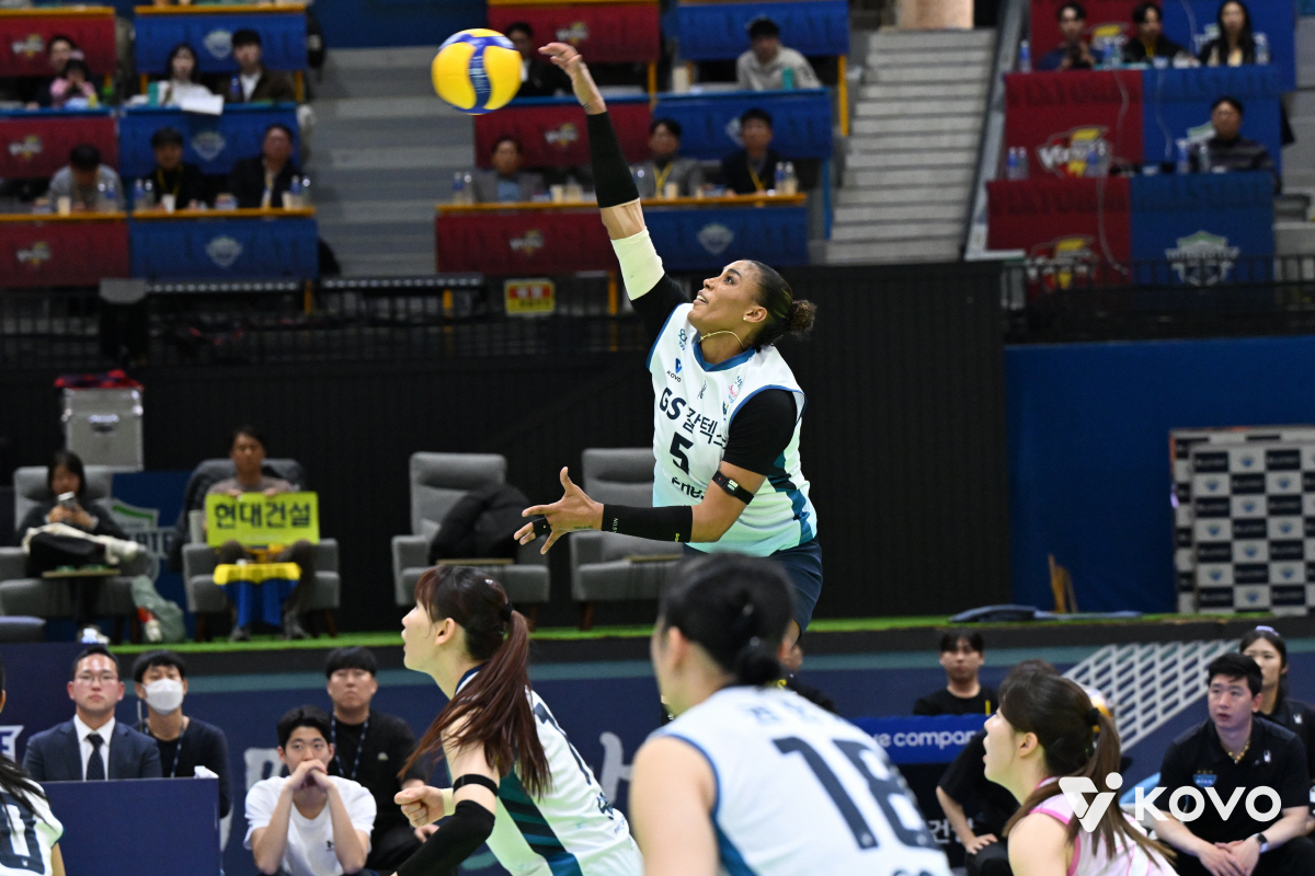 실바 트리플크라운 미쳤다! 5G 연속 풀세트 결국 웃었다…GS칼텍스, 현…