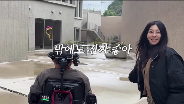 황신혜, '구족화가' 남동생과 양양 여행 "장애인 제약 많아, 외국과 비…