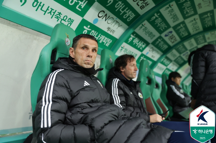 [단독]"눈 찢었다"vs"오해일 뿐" 전북 코치, 라데시마 대관식서 심판…