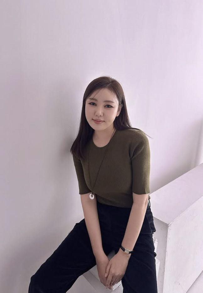 송가인, 카키 니트+블랙 팬츠로 완성한 세련美…팬들 “매일 미모 갱신”[…