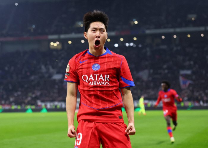 '강인아, 앞으로 꽃길만 걷자!' 악의적인 저평가 딛고 일어선 PSG 이강인, 경사 겹쳤다. PSG 100경기 출전 맹활약에 '이 주의 선수' 선정까지