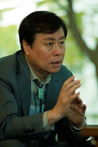 (서울=연합뉴스) 류효림 기자 = 지난 11일 서울 종로구 연합뉴스에서 도종환 시인이 인터뷰 질문에 답변하고 있다. 2025.11.12 ryousanta@yna.co.kr