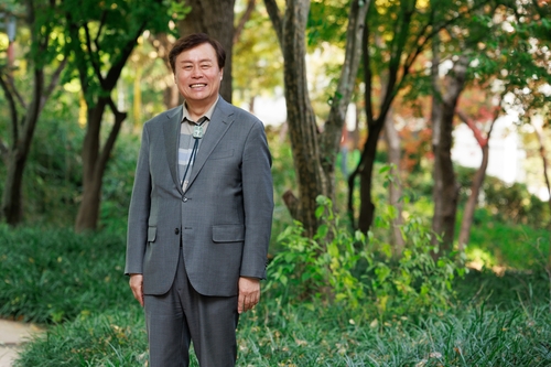 (서울=연합뉴스) 류효림 기자 = 도종환 시인이 지난 11일 서울 종로구 연합뉴스에서 인터뷰에 앞서 포즈를 취하고 있다. 2025.11.12 ryousanta@yna.co.kr