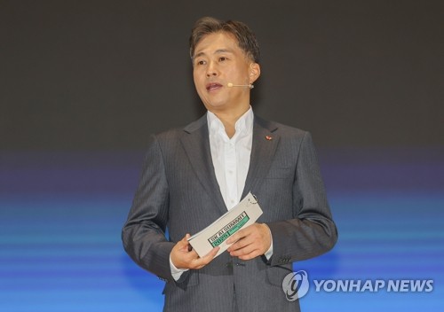 (서울=연합뉴스) 서대연 기자 = 곽노정 SK하이닉스 대표이사 사장이 3일 서울 강남구 코엑스 오디토리움에서 열린 'SK AI 서밋 2025'에서 AI 메모리를 주제로 발표하고 있다. 2025.11.3 dwise@yna.co.kr