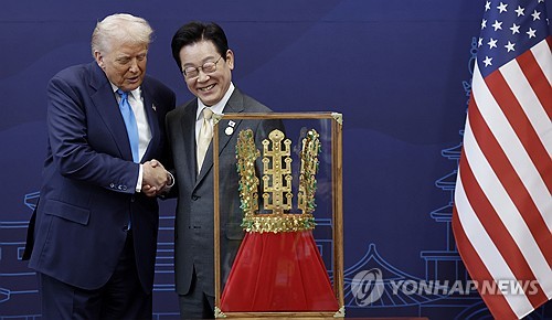 (경주=연합뉴스) 한상균 기자 = 이재명 대통령이 29일 경북 경주박물관에서 도널드 트럼프 미국 대통령에게 '천마총 금관 모형'을 선물한 뒤 악수하고 있다. 2025.10.29 [대통령실통신사진기자단] superdoo82@yna.co.kr