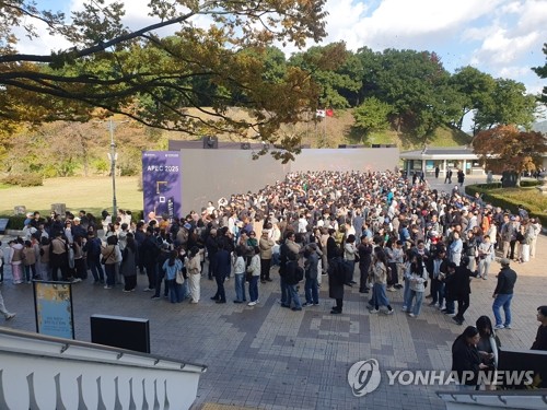 (서울=연합뉴스) 국내에서 발견된 신라금관 6점을 모두 모은 특별전 '신라금관, 권력과 위신' 일반 관람이 시작된 2일 국립경주박물관에 관람객들이 대기하고 있다. 이번 전시는 1921년 금관총 발굴 이후 약 104년 만에 처음으로 신라금관 6점을 모두 모았다. 2025.11.2 [국립경주박물관 제공. 재판매 및 DB 금지] photo@yna.co.kr