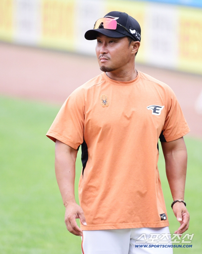 [단독] '홈런 공장장' 정경배 코치, 김태형 감독 손잡았다…'홈런 꼴찌…