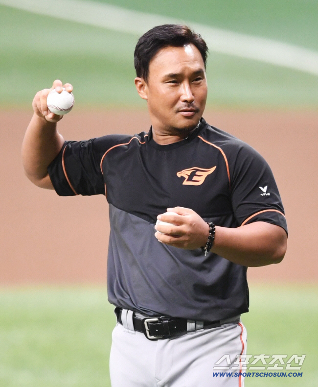 [단독] '홈런 공장장' 정경배 코치, 김태형 감독 손잡았다…'홈런 꼴찌…