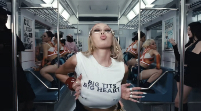 가슴 피어싱한 제시, 팬 폭행 방관 논란 작정했다 "BAD BXXXX"[…