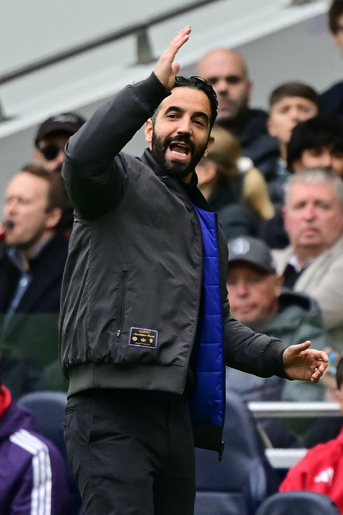 "이게 팀이야!" 라커룸 TV 부수며 분노 폭발, '충격' 맨유 처참했던…