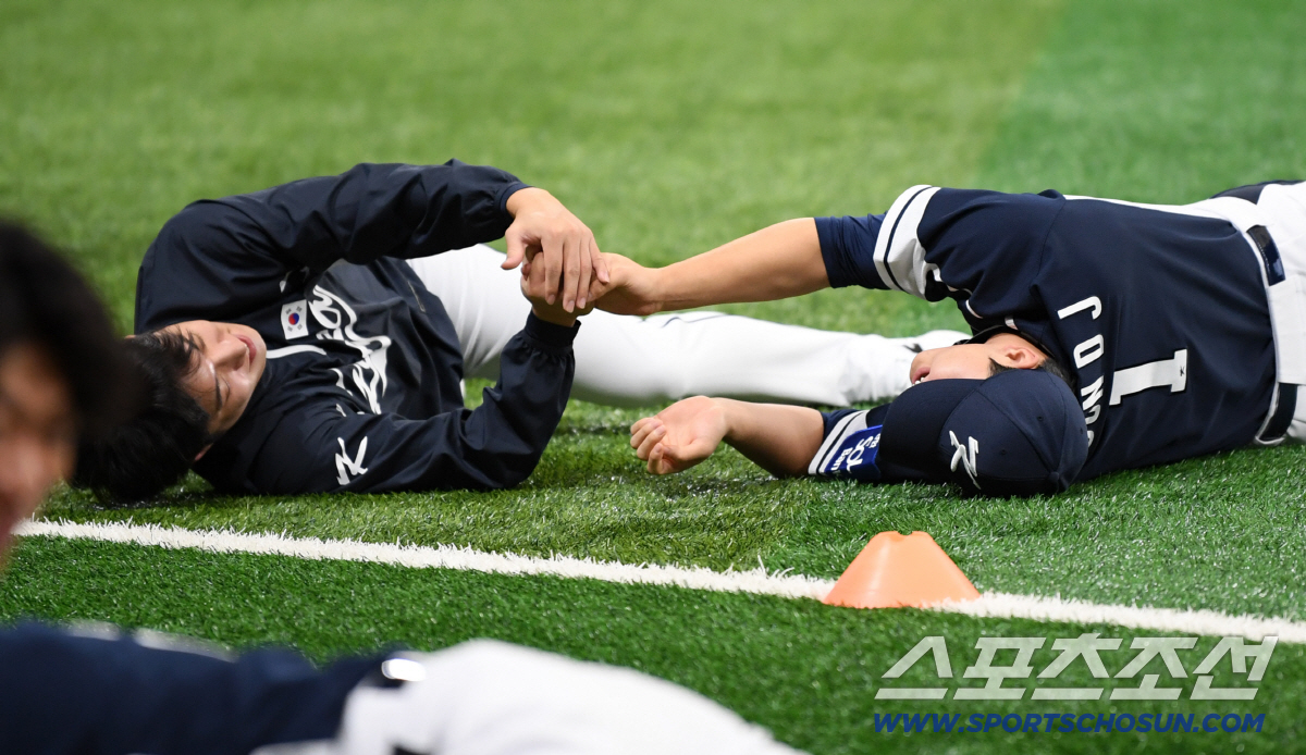 스트레칭할 때도 두손 꼬옥...대표팀 에이스는 어쩌다 162km 후배의 …