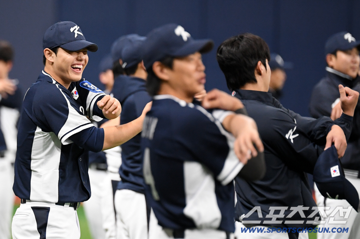 스트레칭할 때도 두손 꼬옥...대표팀 에이스는 어쩌다 162km 후배의 …
