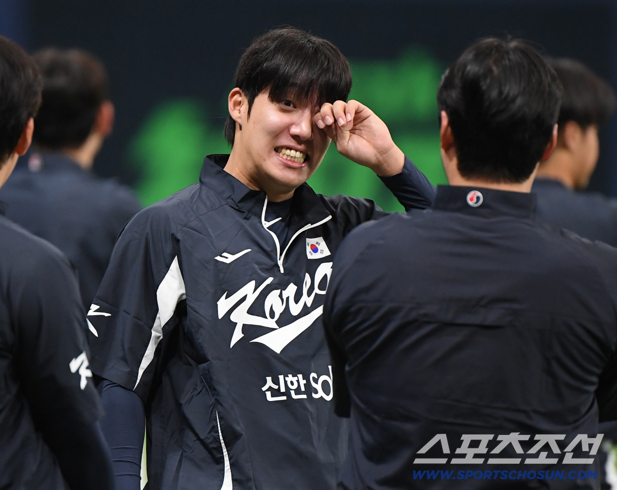 스트레칭할 때도 두손 꼬옥...대표팀 에이스는 어쩌다 162km 후배의 …