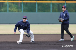 코치들이 왜 글러브를? '14도' 차가운 바람에도 롯데의 꿈은 끝나지 않아…'새 얼굴' 코치의 색다른 훈련 [미야자키스케치]