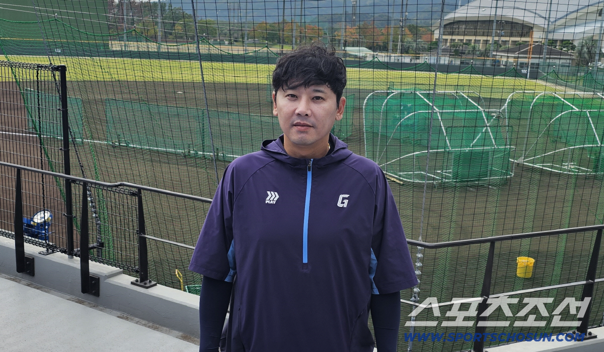 코치들이 왜 글러브를? '14도' 차가운 바람에도 롯데의 꿈은 끝나지 않…