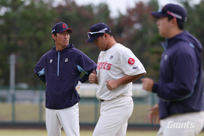 코치들이 왜 글러브를? '14도' 차가운 바람에도 롯데의 꿈은 끝나지 않…