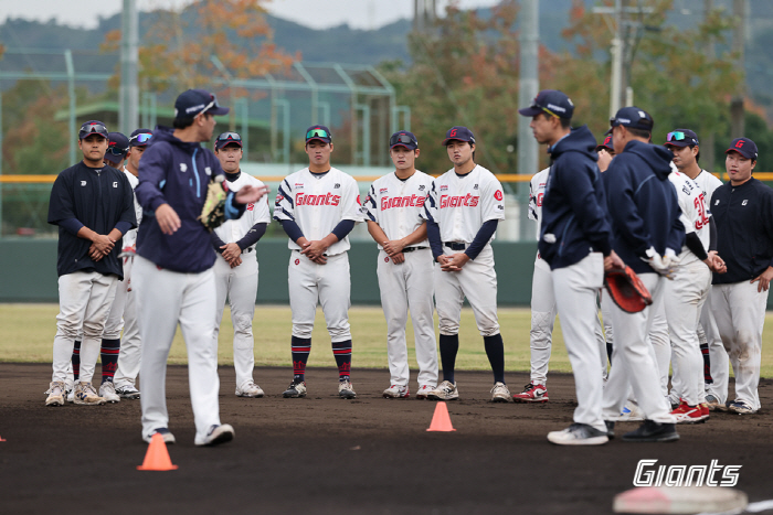 코치들이 왜 글러브를? '14도' 차가운 바람에도 롯데의 꿈은 끝나지 않…